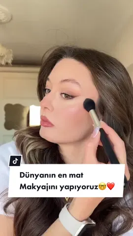 Ay nasıl olduu nasıl oldu? 😂😂 Siz böyle full mat makyaj yapıyo musunuz? 😂🤓 Yapanlar nasıl dayanıyo? 😅  Ama ciddi yağlı ciltlerde muhteşem durur ben kendimde bile beğendim yalan yok ve tüm gün inanılmaz kalıcı oldu makyaj 😍💕 . #makeupoftheday #gözmakyajı #makeuptutorial #makeuplooks #eyesmakeup #hairstyle #makeupbyme 