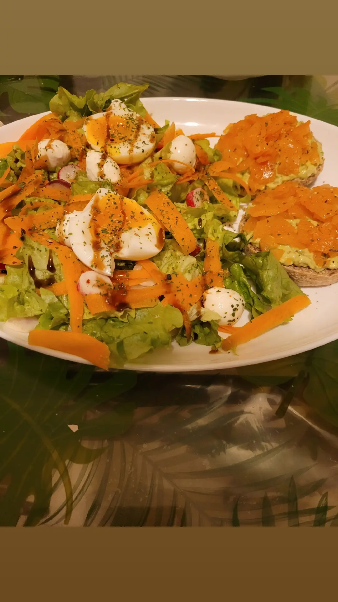 Petite assiette du soir: Donut.s pain.complet avec Avocat et Saumon Salade verte, carottes, œufs, quelques billes de mozza, radis. Huile d'olive, citron, crème de balsamique et un peu de persil😊