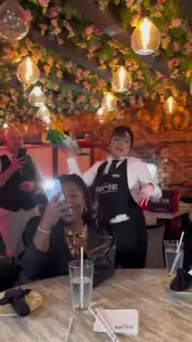 That waitress!  #waitress #fyp #restaurant #birthday #dance #twerking 