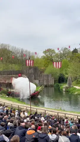 What is happening here?🤯🔥 The Vikings show @Puy du Fou is really something you can’t miss for sure😍 #puydufou #show #vikings #france #themepark 