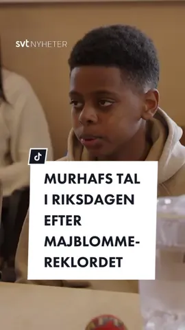 MURHAF HÖLL TAL I RIKSDAGEN ▪️ 11-åriga Murhaf Hamid har blivit rikskänd efter ett aldrig tidigare skådat rekord i försäljning av majblommor. ▪️ Nu vill han, som själv saknar uppehållstillstånd, att fler ska prata om asylprocessen i Sverige. Murhaf har bott i Sverige i nästan 12 år tillsammans med sin familj, men fått avslag på sin asylsökan tre gånger enligt flera medier. ▪️ Under torsdagen var han inbjuden till riksdagen av Miljöpartiets riksdagsledamot Annika Hirvonen för att prata om det. ▪️ Se mer av talet via länken i vår profil. #svtnyheter #svt #nyheter #murhaf #majblomman #fyp #fördig #fördigpage 