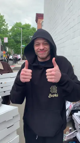 #Bupkis writers #PeteDavidson, Judah Miller, and Dave Sirus know a good day is even better when there’s pizza - and the same goes for pickets! Thanks for stopping by at today’s line! #wgastrong #wgastrike #writersguild #1u #unionstrong 