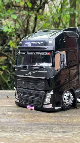 FH versão black 😮‍💨🤏 #miniatures #miniaturadecaminhão #miniaturas #miniaturasdecaminhão #volvo #volvofh 