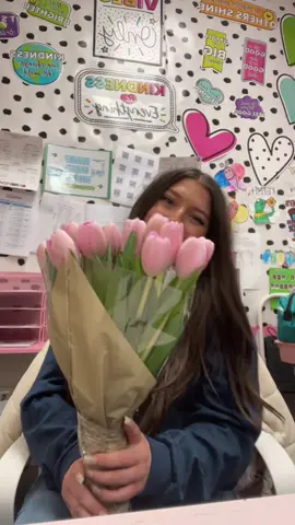 not the eyelash from the filter going on the gifts 🤣 love my students & thank you to all teachers!! 🫶🏼 #teachersoftiktok #teacherappreciation #teacherhaul #teacherlife #teachertok #teacherproblems #haul #teachergift 