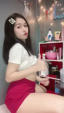 เวรี่กู๊ดดด 😍 สาวเกงแดง