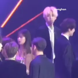 kangen deh sama interaksi + fancam jeongwon kek gini:) btw, ini dari awal si jeonghan kek ngelirik² gitu 👀terus sowon dateng dan keknya bahas ttg fireworks yg kena bbrp idol tapi jeonghan bahas confetti dirambut umji:) #jeonghan #sowon #yoonjeonghan #kimsowon #svtgfriend #seventeenedit #fyp #fypage #foryou 