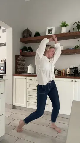 This dance 😚🤌🏼 I have things to do, but here i am dancing on tik tok 👍🏼 #dancing #marvelousmrsmaisel 