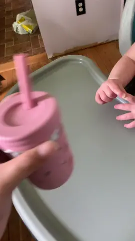 She only used one type of straw cups and others she dont know lol #greenscreen #fyp #baby #viral #foryoupage #babytiktok #babyfever #foryou 