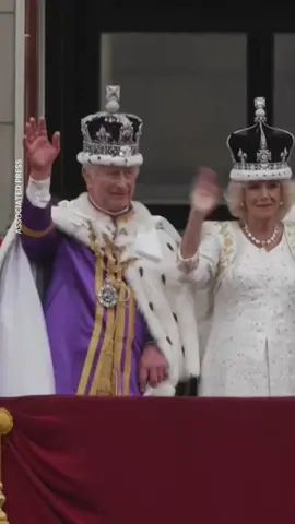 👋🏼 #KingCharles and Queen Camilla! The balcony wave at Buckingham Palace is a time-honored tradition for the British royals. #coronation