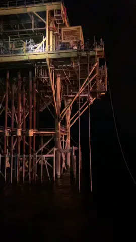 Nada, simplemente sonidos de la operacion… no se ni por qué grabe eso pero es una buena vista nocturna #offshore #plataformas #golfodemexico #manguera #nightshift #welltesting 