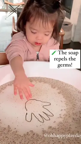 Moms all have magic! Chemical reaction is so interesting in the daily life. From ohhappyplayday via IG#toddleractivities #toddlerfun #activityforkids #preschoolsctivities #sensoryactivities #activities #homeschool #playideas #playingislearnjng #toddlermomlife #toddleractivitiesideas #kidsactivities #momtessoriactivities #toddlersoftiktok #MomsofTikTok 