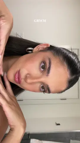 The rhode lip treatment in salted caramel really is THAT girl 😮‍💨 #grwm #getreadywithme #beauty #aesthetic #makeup #grwmroutine #everydaymakeup #grwmmakeup #rhode #rhodelippeptide #glossylips