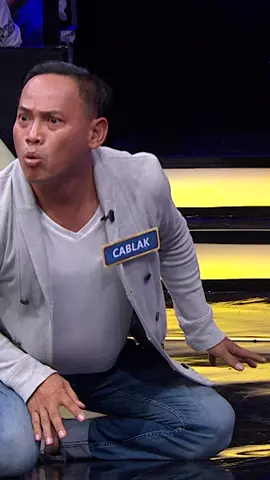 Hahahaaa🤣🤣 walau jalan ngesot, tapi tangan tetep bisa order ojol ygy🔥🙌🏻. HEBATTT Bang Cablak jawabannya ada di hasil survei!  @MNCTV @fremantle Indonesia  #Family100 #SurveiMembuktikan #FamilyFeud #FamilyFeudID 