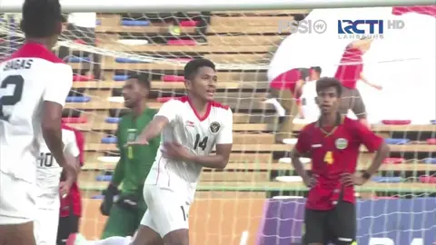 Kemelut di depan gawang Timor Leste sukses dimanfaatkan oleh Fajar.  Gol ketiga untuk Garuda Nusantara! 🦅🇮🇩 #KitaGaruda #TimnasDay #SEAGames2023 #SerunyaOlahraga