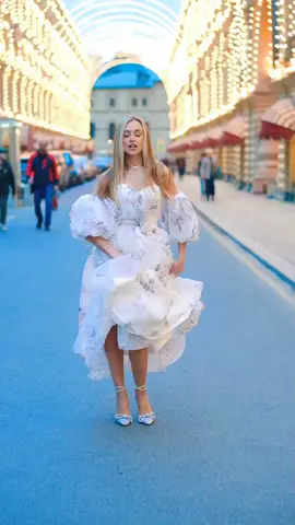 Красивая девушка танцует под весёлую музыку 😘