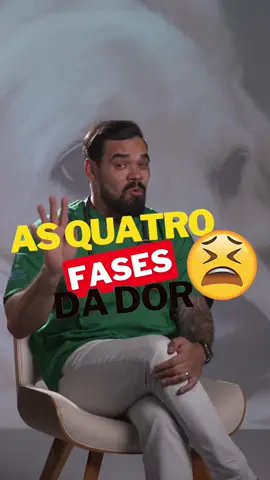 O componente fisiológico da dor é chamado noci- cepção, que consiste dos processos de transdução, transmissão e modulação de sinais neurais gerados em resposta a um estímulo nocivo externo. De forma simplificada, pode ser considerado como uma cadeia de três-neurônios, com o neurônio de primeira ordem originado na periferia e projetando-se para a medula espinhal, o neurônio de segunda ordem ascende pela medula espinhal e o neurônio de terceira ordem projeta-se para o córtex cerebral (MESSLINGER, 1997; TRANQUILLI, 2004). Os dois sistemas de modulação nociceptiva mais importantes são mediados por receptores NMDA (N-Metil-D-Aspartato) e opióides, distribuídos por toda extensão do sistema nervoso central. Entre os três principais subtipos de receptores opióides, os receptores μ e δ podem inibir ou potencializar even- tos mediados pelos receptores NMDA, enquanto o receptor κ antagoniza a atividade mediada por receptores NMDA. (RIEDEL e NEECK, 2001). A comunicação da informação nociceptiva entre neurônios ocorre por mediadores químicos (neurotransmissores) que são: aminoácidos excitatórios ou inibitórios e neuropetídeos que são produzidos, armazenados e liberados tanto nas terminações dos nervos aferentes como nos neurônios do corno dorsal. Os principais aminoácidos excitatórios são o glutamato e o aspartato porém, em fibras aferentes do tipo C também encontra-se uma variedade de neuropeptídeos como a substância P, neurotensina, peptídeo intestinal vasoativo, peptídeo relacionado com o gene da calcitonina e colecistocinina (LAMONT e TRANQUILLI, 2000; RYGH et al., 2005). Klaumann, p. r.1; WouK, a. f. p. f.2; sillas, t.1 #anestesiologiaveterinaria #medicinaveterinaria #graduandos #estudantedemedvet #