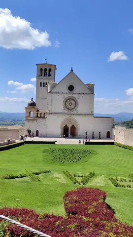 Assis é uma cidade numa colina na região da Umbria no centro de Itália. Foi o local de nascimento de São Francisco (1181 – 1226), um dos santos padroeiros de Itália. A Basílica de São Francisco é uma enorme igreja de dois pisos inaugurada em 1253. Os seus frescos do século XIII, que retratam a vida de São Francisco de Assis, foram atribuídos a Giotto e Cimabue, entre outros. A cripta alberga o sarcófago em pedra do santo. #italy #assisi