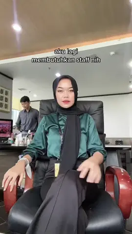 Mohon ijin untuk memberikan informasi dan pemahaman bagi teman-teman yang mungkin belum mengetahui video loker seperti ini. Perusahaan ini adalah perusahaan pialang berjangka atau trading, mereka juga suka mengatakan perusahaan mereka bergerak dibidang jasa keuangan non perbankan di bawah naungan kementrian perdagangan (Dan bla bla bla). Saya dan beberapa teman saya pernah bekerja di perusahaan yang bergerak di bidang seperti ini, yaitu PT. BPF (Best Profit Future). Saya tidak mengetahui pasti apakah perusahaan pialang seperti ini semua nya tidak mendapat kan gaji/uang transport (atau apapun namanya), tapi yang jelas di PT. BPF ini kalo ingin mendapatkan gaji/uang transport hrs mendapatkan nasabah atau setidaknya bisa melakukan appointment/perjanjian minimal 20 orang dalam sebulan, untuk melakukan prospek/persentase penawaran investasi, yang jumlah modal awal nya tidak sedikit minimal 100 juta Rupiah (jujur itu sangat tidak mudah sekali). Saya hanya ingin memberitahukan bagi teman-teman yang memang benar-benar membutuhkan pekerjaan untuk memenuhi kebutuhan hidup harap dipertimbangkan kembali, karena kalian akan rugi waktu, tenaga, dan uang. Tidak sedikit karyawan disini yang berbulan-bulan tapi tidak mendapatkan apa-apa dan akhirnya keluar dengan tanpa hasil (rugi waktu, tenaga , uang). Tapi bagi teman-teman yang masih penasaran silahkan mencoba, biar merasakan langsung suasana pekerjaan nya. Bantu share informasi penting ini ya teman-teman. Terima kasih  Salam sehat  Sebarkan kebaikan 🙏😇 . . #CapCut #loker #lowongankerja #fypシ #foryou #foryoupage #xyzbca #infopenting #informasipenting #trading #pialang #pialangberjangka #scbd #pasificplace #jaksel #jakartaselatan #indonesia #indonesiaraya 