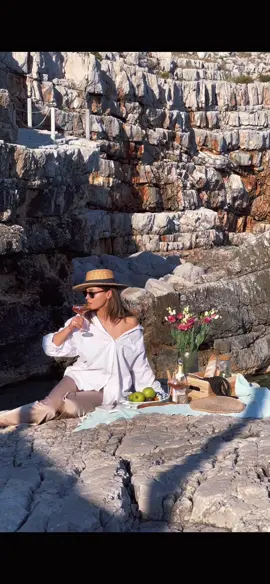Prosecco time🥂 #mediterranean #mediterraneanvibe #travel #europe #Summer #wine #drinks #prosecco #rosewine #summervibes #summertime #calm #dolcevita #aesthetic  #slowliving #frenchriviera #provence #provence #montenegro #kotor #elegant #reading #sea #lady @mariagalanova 