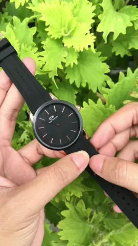 Iconic Motion gồm 2 size :  - 32 cho nữ và 40 cho nam  - Dây cao su thiết kế theo phong cách sporty #dw #danielwellington #cuff #accessories #outfit #phụkiện #vòngtay #thờitrang #trangsuc #rings #daychuyen #necklace #watches #dongho #đồnghồ #quadro #iconicmotion #iconic #iconiclink 