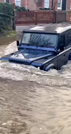 No Messing About…😎🙌🏼 #FYP #Ruffordford #Notts #LandroverDefender #4X4 #SUV #Landrover #wading #FLOOD #Rivercrossing #fordcrossing #landroverdefender90 #fy #satisfyingvideo #BENGREGERS (Youtube: BENGREGERS)