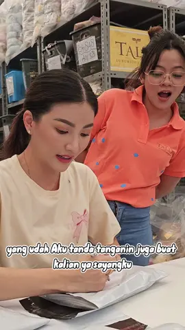 Aku lagi packing-packing buat kalian yang sudah checkout tadi sesi pertama, setelah break nanti aku akan live lagi dengan kejutan yang lebih menarik lagi bagi kalian yang checkout korset tally di live aku gaiss, jadi jangan sampai ketinggalan dan kehabisan yaaa!!! 🥰🥰 #SW #Sarwendah #tallyunderwear 