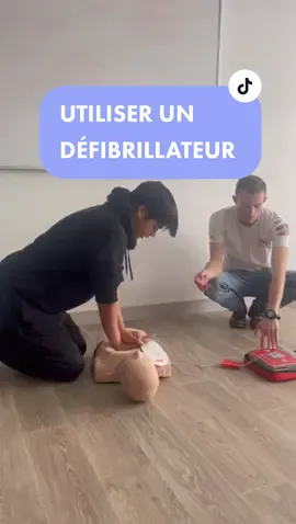 Replying to @thomas.capmartin Sauver une victime en arrêt cardiaque grâce au DEFIBRILLATEUR - démonstration  #défibrillateur #tutorial #Entrainement #Exercice #ApprendresurTikTok #tutoriel #educational #techniques #formation #cpr #rcp #boucheabouche #arretcardiaque #massagecardiaque #armée  #pompiers #secourisme #proftiktok 