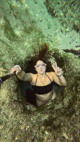 Let me take you down below, where only us mermaids go. If tou let me i will show, somewhere only we know. #freediving #fyp #freedivinggirl #foryou #apnea #onebreath #nature #underwater #siren #dangerous #🧜🏼‍♀️ #🔱 #itsinreverse 