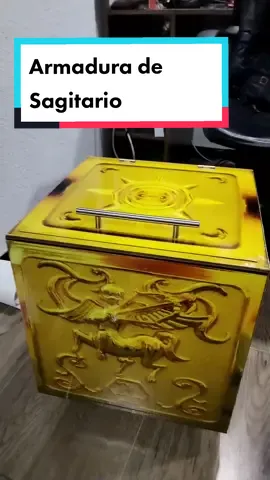Caja Armadura Caballeros del Zodiaco Siguenos para ver terminadas 4 versiones de estas, la de sagitario la utilizaremos para llevar nuestros trabajos en la Proxima Comic Con!!! #anime #manga #art #caballerosdelzodiaco #armaduradesagitario #diyproject #woodworking 