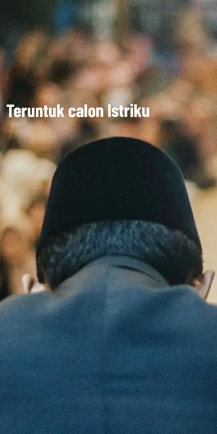 Assalamualaikum dek,semoga sehat selalu ya.  Kalo berkenan, mas minta waktunya, mohon maaf kalau tidak sebentar. Dan mas ucapin terima kasih sudah berkenan.  Jadi gini dek,sebelum kamu menjatuhkan pilihanmu untukku. Alangkah baiknya kalau kamu pertimbangkan kembali atas pilihanmu terlebih dulu ya.  Sebab, seperti yang kita tau, menikah bukan persoalan sehari dua hari, setahun dua tahun, atau sehidup semati. Lebih dari itu, Menikah adalah personal dunia dan akhirat.  Dek, aku hanya laki-laki sederhana dari keluarga yang secara materi juga biasa saja. aku juga bukan laki-laki shalih seperti kebanyakan teman laki-laki diluar sana. Jangankan hapal Al-qur'an, bisa membacanya dengan baik saja sudah Alhamdulillah.  Dek, kamu akan banyak mendapati kekurangan dalam diriku nantinya. Kekurangan itu juga yang akan menemani dirimu sepanjang usia. Kekurangan yang diharapkan bisa kamu terima, dan kamu berkenan untuk saling melengkapi bersamanya. Dek, menjadi laki-laki shalih adalah keinginan setiap laki-laki. jika kamu berkenan atas segala kekurangan yang ada dalam diriku. Apakah engkau berkenan untuk membimbingku? Dek, keluargaku juga terhitung banyak, aku anak ke 3 dari 6 bersaudara.  . Aku belajar agama semampuku, berbekal nekat dan tekad untuk terus hadir dalam majelis ilmu. Aku diberi kebebasan untuk mendapatkan ilmu dari mana saja. jika sekiranya nanti aku ada keliru. Tegur dan bimbinglah aku dengan cara terbaikmu. Dek, laki-laki sederhana ini masih sangat terbata perihal agama. Terkadang ia akan mendiami semua orang ketika ia tak lagi mampu menyampaikan kata-kata. Dek, jika kamu kewalahan nantinya. Aku memberimu jeda untuk mengeja bagaimana aku dalam hidupmu. Namun, aku harap. Ketika pilihanmmu sudah jatuh kepadaku, kamu tidak lagi punya keinginan untuk beranjak dariku. #fyp  #beranda #cinta #quotes #cerita #jodoh #memantaskandiri 