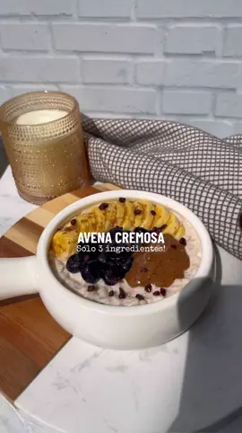 LA AVENA MÁS CREMOSA!!😮‍💨💖 Esta receta es mega facil, con poquitos ingredientes y súper deli🤩, perfecta para el desayuno de mañana 🙌🏻 Ingredientes: -avena (la cantidad que consumas) -agua (2 dedos encima de la cantidad de avena) -canela  Primero remojar la avena por toda la noche. Botar el agua de la noche y colocar la avena en una ollita con agua fresca y canela. Mover bien hasta que espese. Agregar el endulzante de tu preferencia, puede ser panela, stevia, azúcar, etc. Apagar el fuego y agregar 2 cdas soperas de yogurt griego y mover bien. Colocar en tu bowl favorito y a decorar🥰. Mis favoritos: plátano, arándanos, mantequilla de frutos secos y cacao nibs 🙌🏻 best combo!!  Y listo, a disfrutar!💖 #avena #oats #oatmeal #Recipe #Receta #saludable 