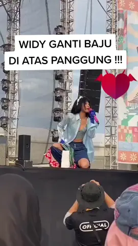 Widy ganti baju di atas panggung !! #alineamusikofficial #widi #band #musik #vierratale #viralvideo #konser #viral #sexy 