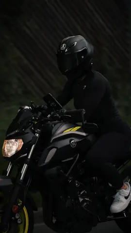 This Song is machting perfect with slowmo #nakedbike #motorcycle #foryou #fyp #motorrad #bikergirls #bikelife #mt07 #superbike #bikezone #bikesoftiktok #yamahamt07 #yamaha 