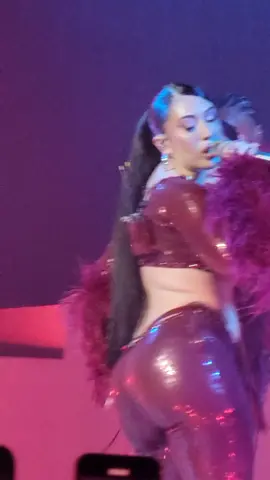 kali uchis dance moves 🥵 #kaliuchis #concert #moonlight  #redmooninvenuskaliuchis #redmooninvenustour 