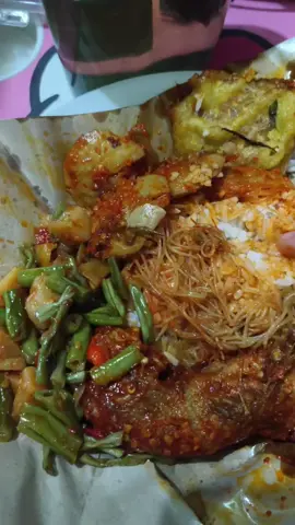 makan nasi uduk malam biar kuat hadapi hari esok 😜 #makanlur #nasiuduk #viral 