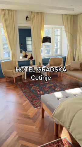 Hotel Gradska, Cetinje   Ovo je stara kafana u centru grada koja je preuređena u hotel sa pet zvezdica. Imaju malo soba ali su me raspametile.