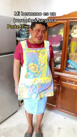 La mama es alcahueta porque corre a buscarle el destapador al hijo borracho