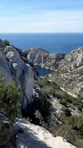 De beaux paysages pour aller dormir 🙂 ( Instagram : emelineparentpics 📷  ) #marseille #France #nature #wild #provencealpescotedazur #calanquedesugiton #BeautyReview 