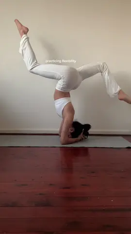 was rly pushing my body here but prioritising flexibility is a must 🤍  #flexibility #fitnessinspo #healthylifestyle #skims #yoga #pilates #stretching #mobility #mobilitystretches #gymgirls #pilatesprincess 