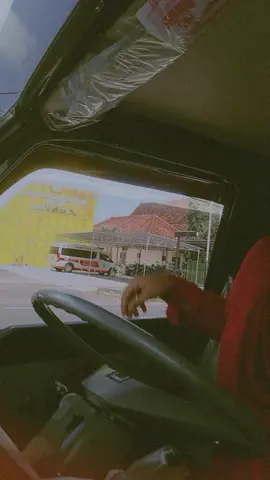 menunggu tidak pasti itu adalah, pas lampu merah yg sllau kita berhenti. 😜😜😇😇
