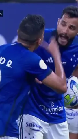 😭 Ils se battent pour RE-tirer un pénalty raté... ET LE RATENT ENCORE ! #shorts #AP #fail #penalty #football #cruzeiro #fluminense #brésil #brazil #brasileirao #futebol #viral #goalie #goalkeeper #sportstiktok 