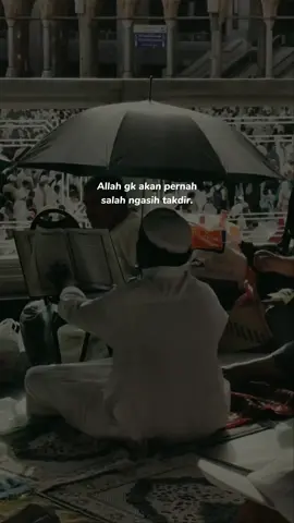 percayalah.. suatu yang menurutmu baik, belum tentu baik menurut Allah. suatu yang menurutmu tidak baik bisa saja yang terbaik menurut Allah ada saat dimana hidup yang dijalani memang terasa sangat sulit sekali menghadirkan kehampaan saat mata menatap langit-langit kadang ada terlintas dibenak ingin rasanya lari dari semua hal yang membuat kepala penat, atau ingin pergi dari keramaian yang tak membuat hati meraskan hangatnya kebersamaan dan rasa ditemani tempaan dan cobaan yang datang menghampiripun dalam beberapa kesempatan cukup kuat mengiris rasa yang membuat mata angin menangis kencang tapi apakah hal itu membuat kita harus berhenti meyakini yang terbaik untuk hadir? Allah yang menciptakan kita dan kehidupan pasti lebih tahu apa yang terbaik bagi makhluk yang diciptakannya. janganlah berhenti untuk percaya bahwa Allah selalu membersamai dan hentikanlah segala buruk sangka yang hanya menambah kekhawatiran janganlah bersedih, cukupkan kebingunganmu. mendekatlah kepada Allah, kenali dan kaji islam lebih banyak. dengan begitu kita akan mengerti apa yang sudah islam persiapkan untuk kebaikan kita melalui ajaran mulia yang memuliakan itu ingatlah... Allah Sang Pemililk Semesta berfirman ; وَعَسَى أَنْ تَكْرَهُوا شَيْئًا وَهُوَ خَيْرٌ لَكُمْ وَعَسَى أَنْ تُحِبُّوا شَيْئًا وَهُوَ شَرٌّ لَكُمْ وَاللَّهُ يَعْلَمُ وَأَنْتُمْ لا تَعْلَمُونَ ٦١٢۝ “Tetapi boleh Jadi kamu membenci sesuatu, padahal itu baik bagimu, dan boleh Jadi (pula) kamu menyukai sesuatu, padahal itu tidak baik bagimu. Allah mengetahui, sedangkan kamu tidak mengetahui”. (QS. Al Baqarah, 216). . #muhnurhidayat11 #senja #fyp #motivasiberhijrah #dakwahjomblo #kutipannasehat #inspirasiislam 