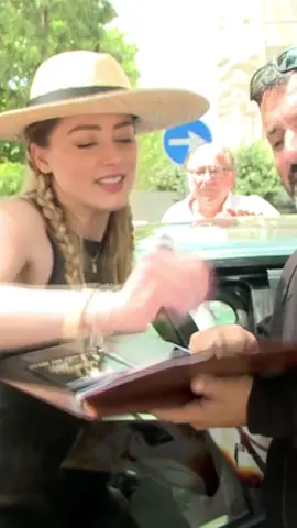 #AmberHeard ya vive en #Madrid y hoy en su camino al #MuseoSorolla se ha parado con todos sus fans 😍😍😍  #jonnydepp #celebrities #cineentiktok #amberheardjohnnydepp #aquaman 
