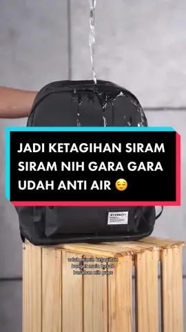 Gimana ga ketagihan siram siram, tas ini udh pake bahan bimo waterproof jadinya aman bgt deh kalo kena air 🤩 #evernext #discoverthenewyou #TTSHOPLOCAL #backpack #backpackwaterproof 