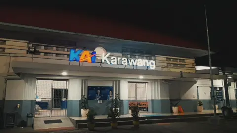 suasana malam di stasiun kereta api karawang @infokrw_tiktok  @keretaapikita @keretaapiindonesia4 @karawanghitzz #pyf #keretaapiindonesia 