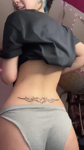 go look at my TWT for better pics of thr tramp stamp if u know what im sayin 