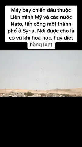Cảnh quay ghi lại năm 2014 ở Syria. Người dân Syria vô tình ghi lại, một máy bay chiến đấu gầm gú trên bầu trời Syria, sau đó là hàng loạt các quả bom thả xuống. -Video đăng lại (vì lý do mất âm thanh gốc).