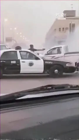 حب انه يسوي عمره فله على الشرطي 🤣  . . . . . #fypシ #explore #fyp #شعب_الصيني_ماله_حل😂😂 #اكسبلورexplore #ترند #السعودية #اكسبلور #ضحك #تم_القبض 