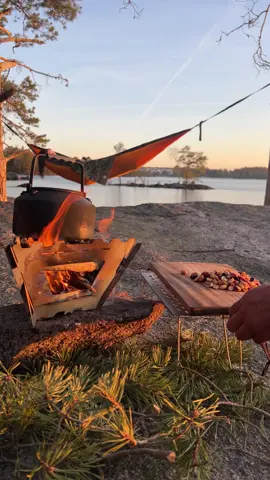 Love in the air😍 #friluftsliv #outdoorlife #campfire #forest #skogen #lake #påtur #campinglife #naturevibes #nature #bonfire #stove #