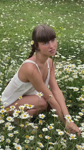 Little flower 🌼 #shoot #backstage #flowers #girlwithflowers #foryou #mood 